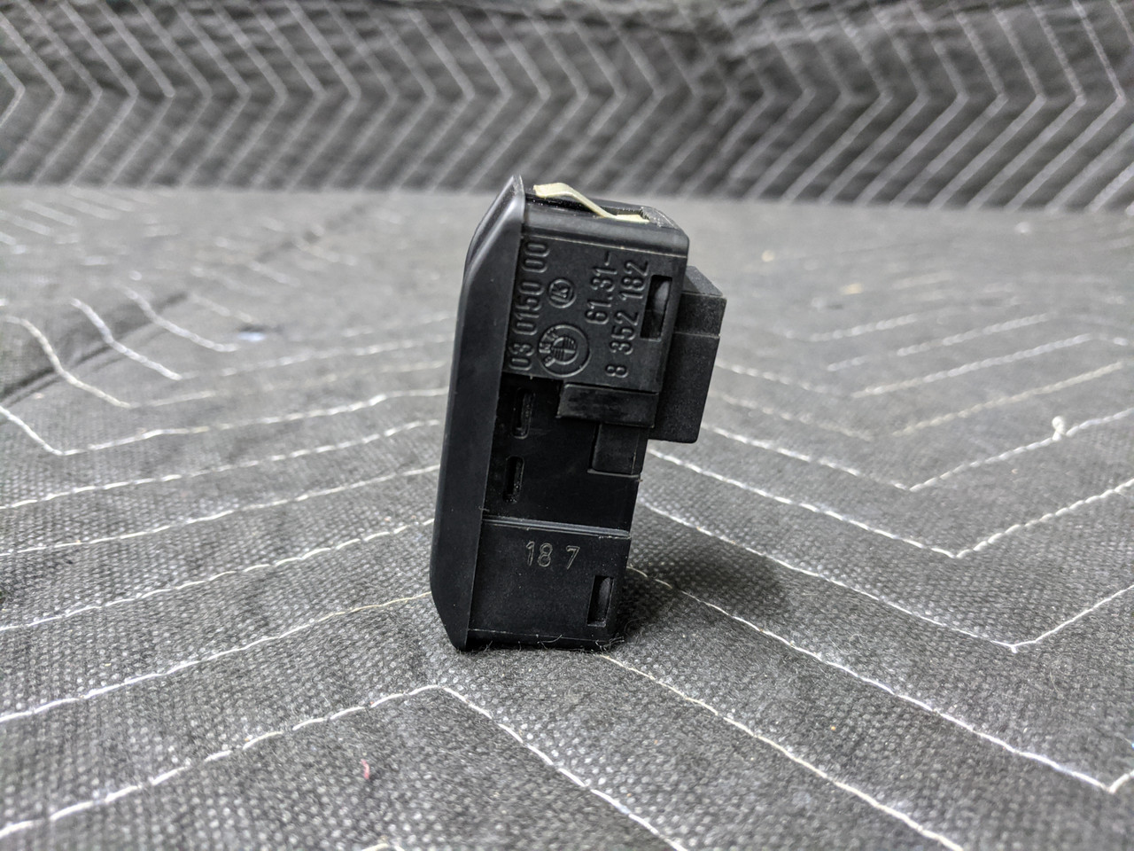 BMW E38/E46/E53/E60/E61/E63/E83 X3 X5 Sliding Sunroof Switch 61318352182 - Image 3