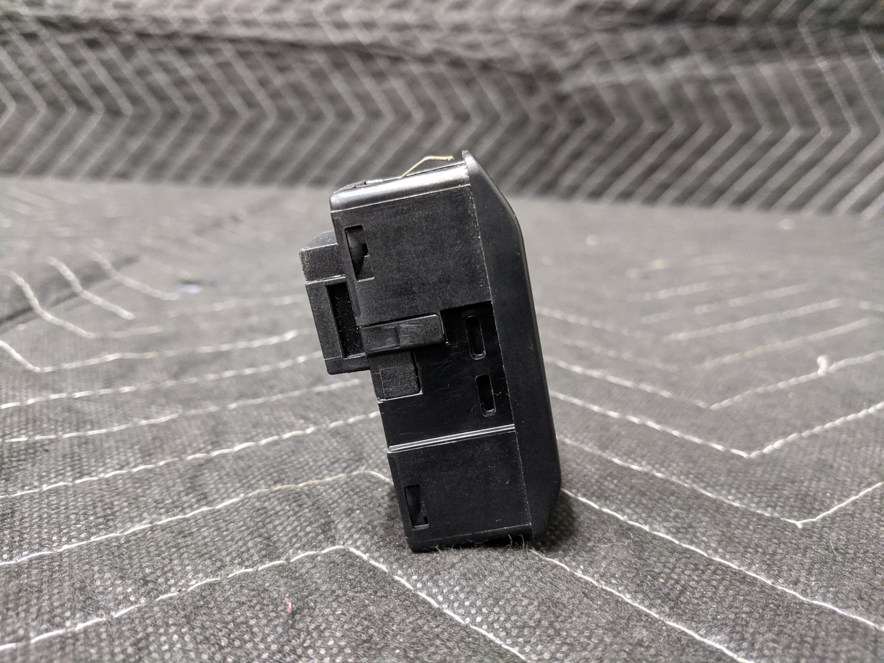 BMW E38/E46/E53/E60/E61/E63/E83 X3 X5 Sliding Sunroof Switch 61318352182 - Image 4
