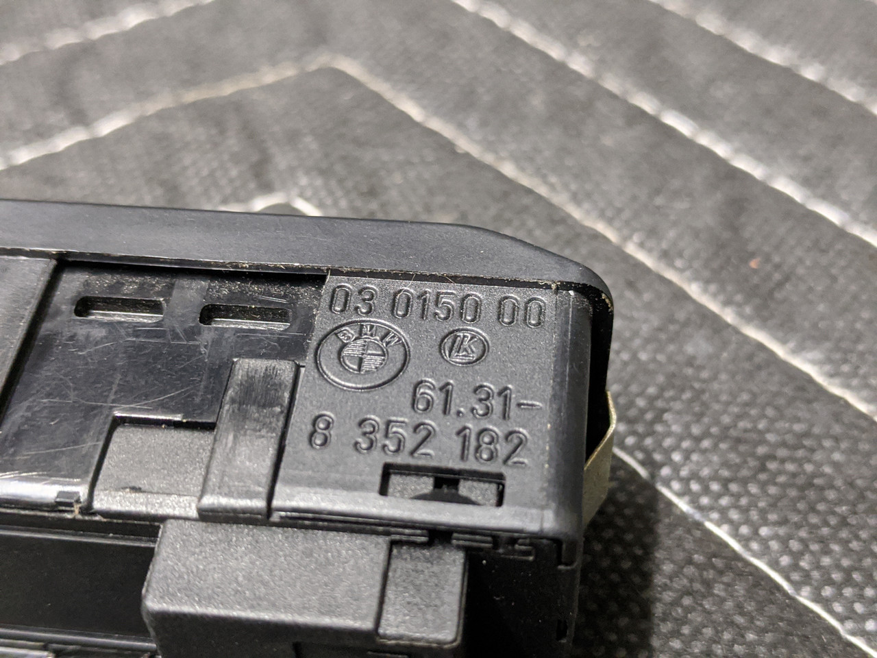 BMW E38/E46/E53/E60/E61/E63/E83 X3 X5 Sliding Sunroof Switch 61318352182 - Image 2