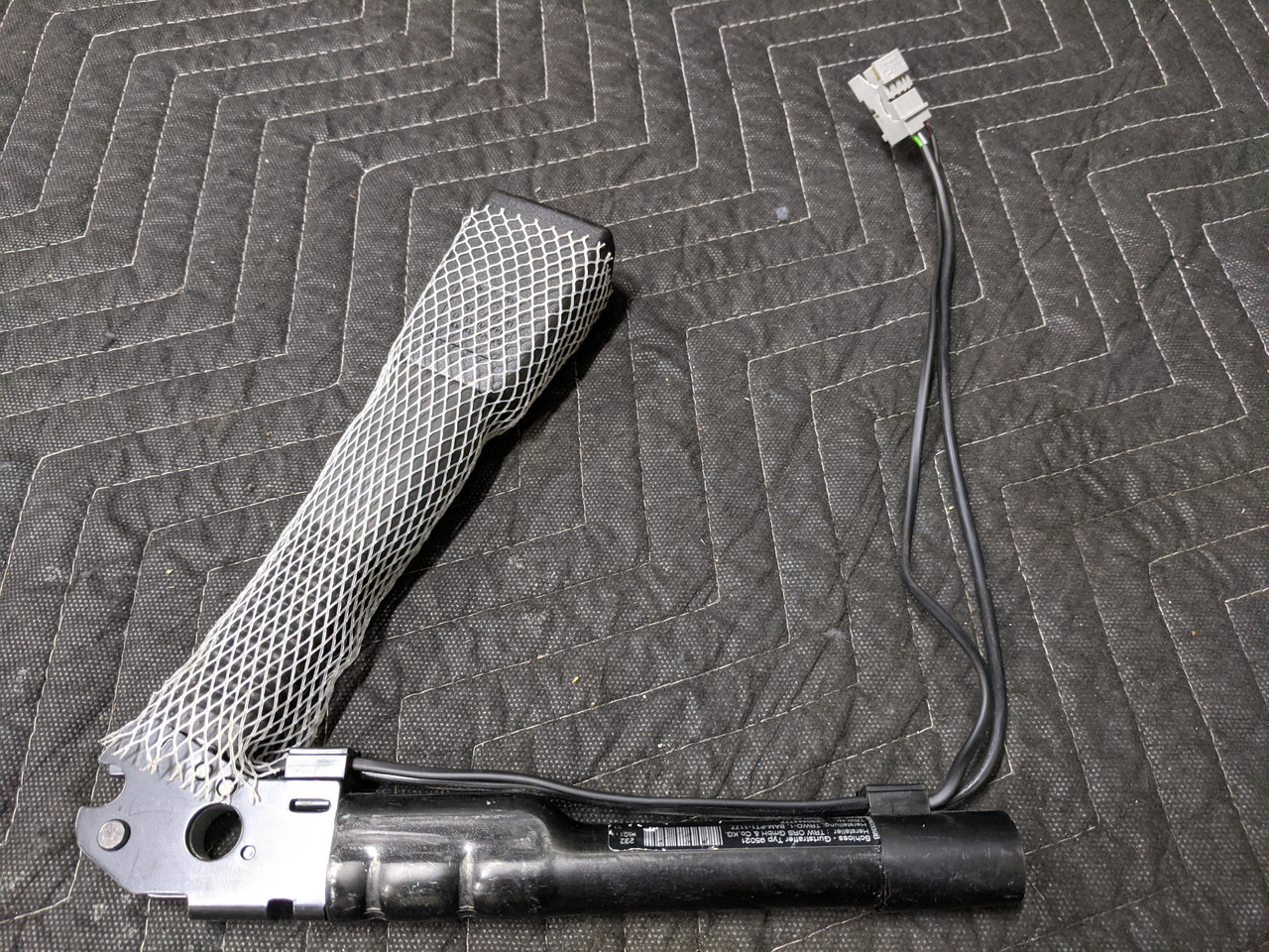 BMW E31/E32/E87/E88/E90/E91/E92 Lower Seat Belt Receiver Right Passenger 72119119542