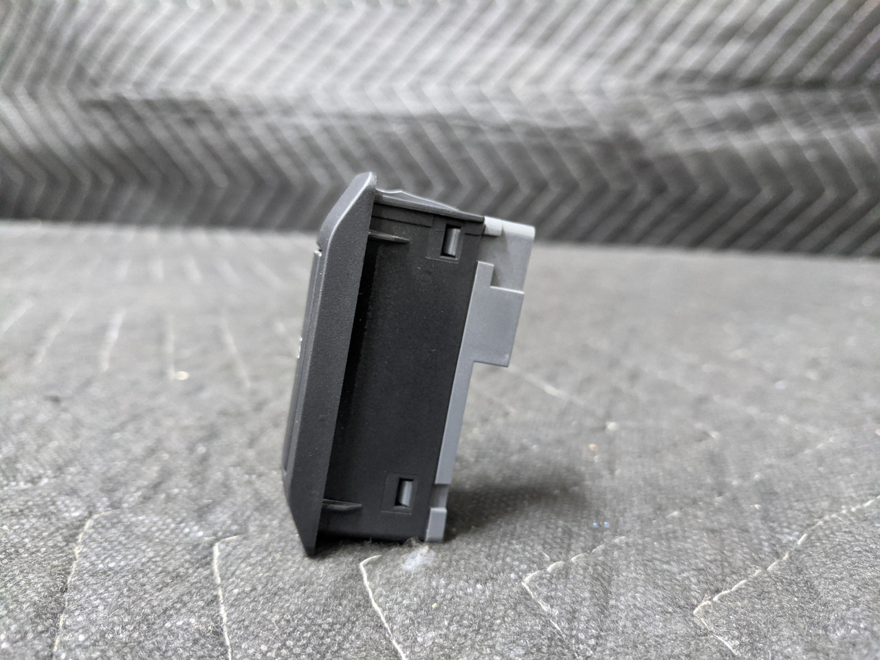 BMW E60/E61/E63/E64 Emergency Call Push Button SOS 61316918478 - Image 3