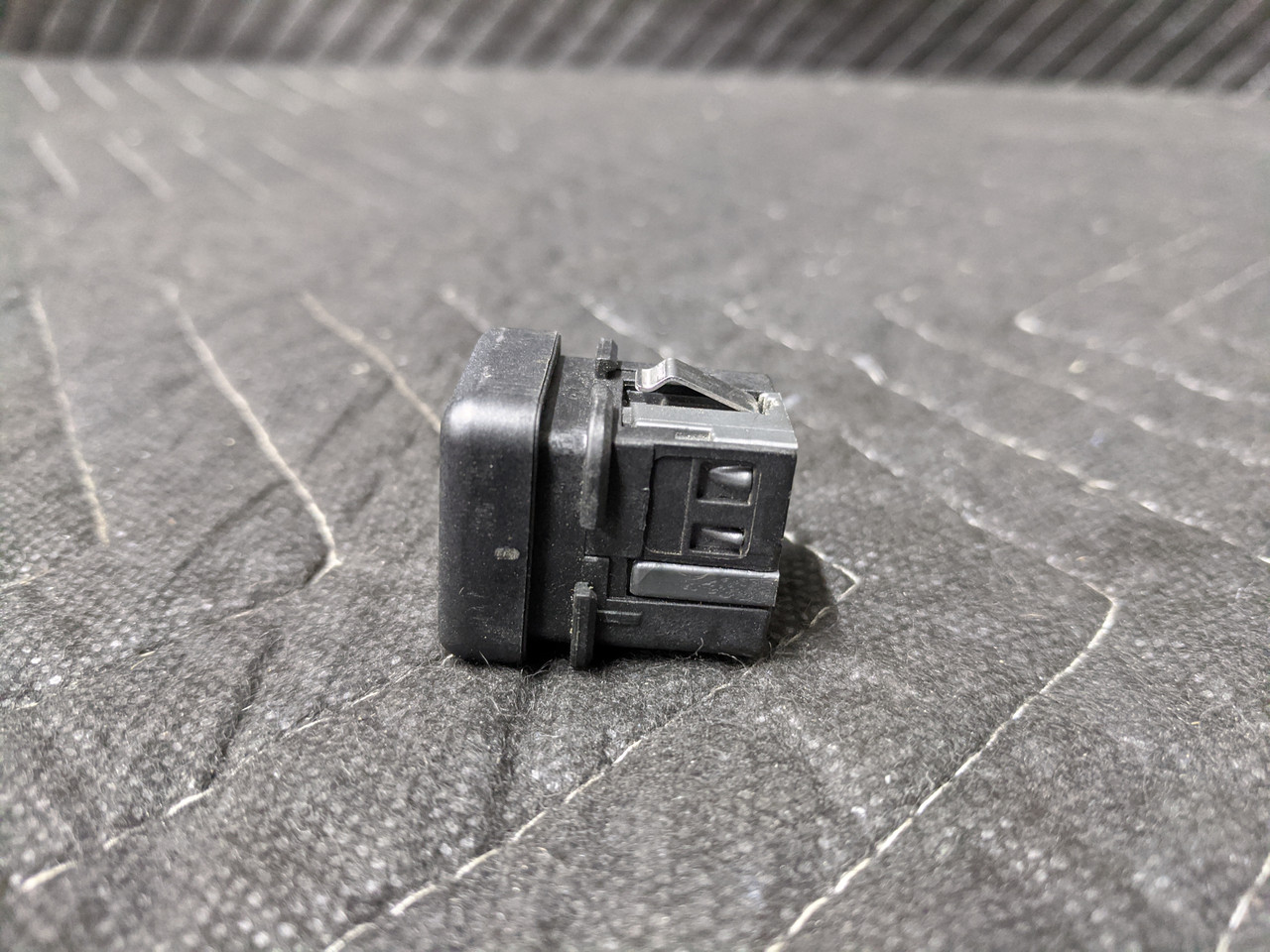 BMW E36 3-Series Central Locking System Switch 61318368931 - Image 2