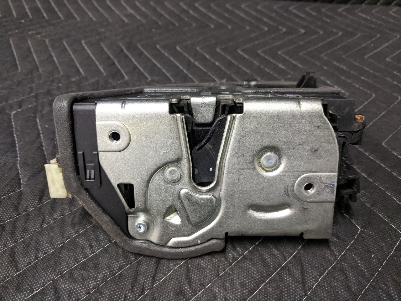 BMW E90/E91/E92/E93 Door Lock Actuator Driver Left 51217059967 - Image 2