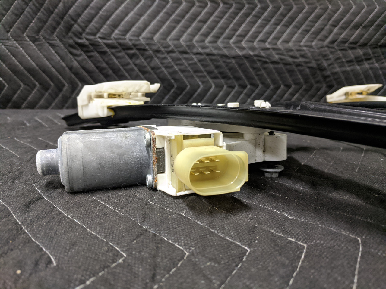 BMW E90/E91 Window Regulator Front Right 51337140588 - Image 3