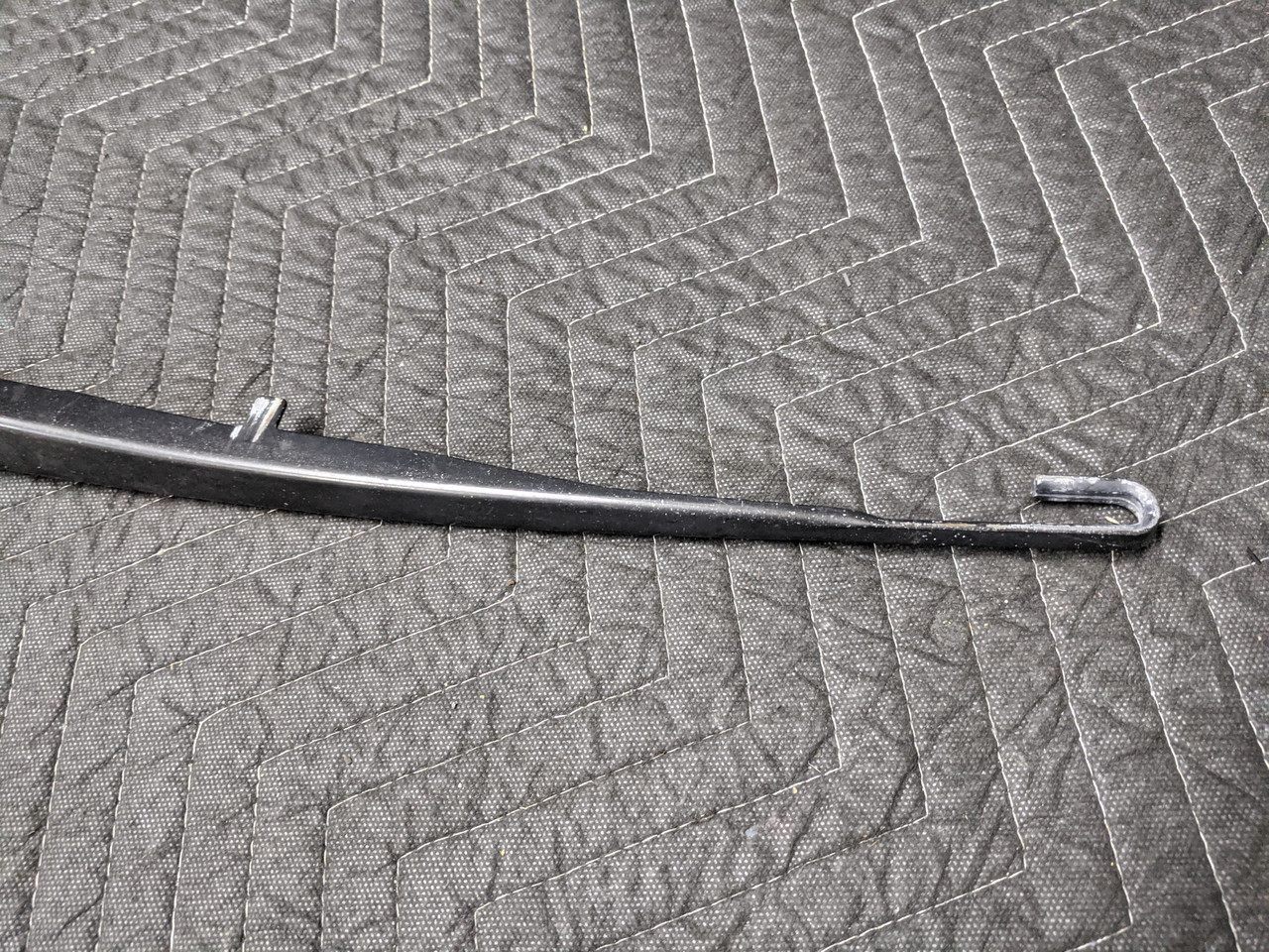 BMW E46 3-Series Left Driver Windshield Wiper Arm 61618225993 - Image 9