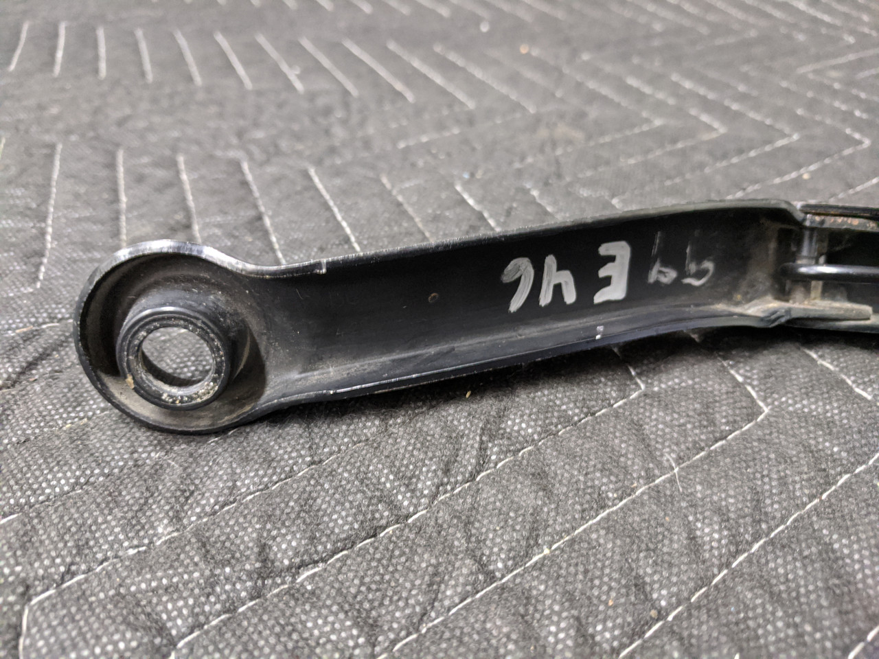 BMW E46 3-Series Left Driver Windshield Wiper Arm 61618225993 - Image 8
