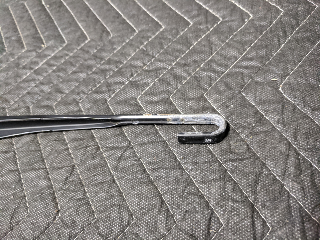 BMW E46 3-Series Left Driver Windshield Wiper Arm 61618225993 - Image 4