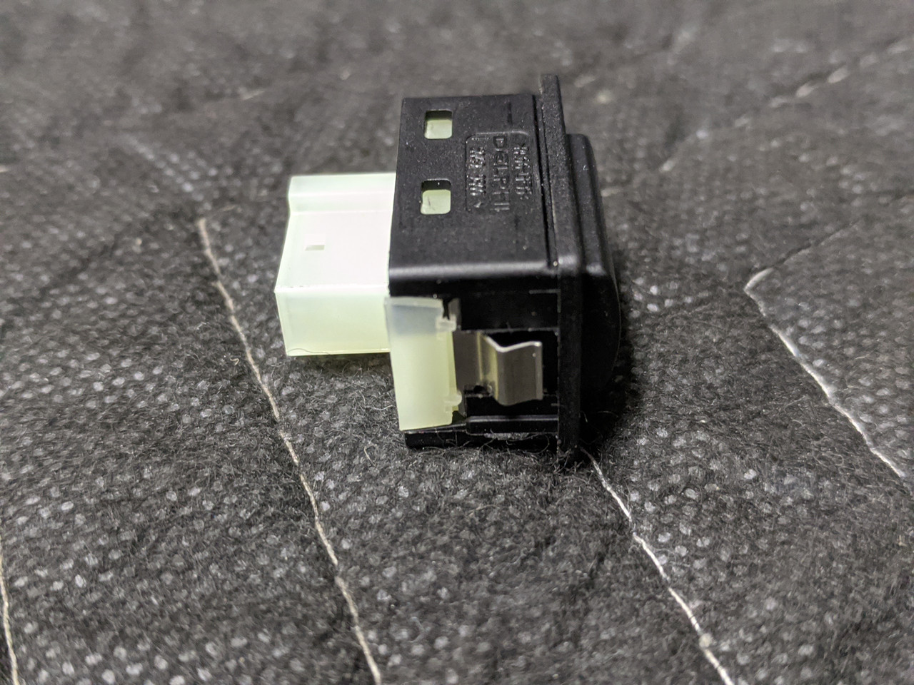 BMW E60/E63/E64/E90 Trunk Unlock Switch 61316921846 - Image 4