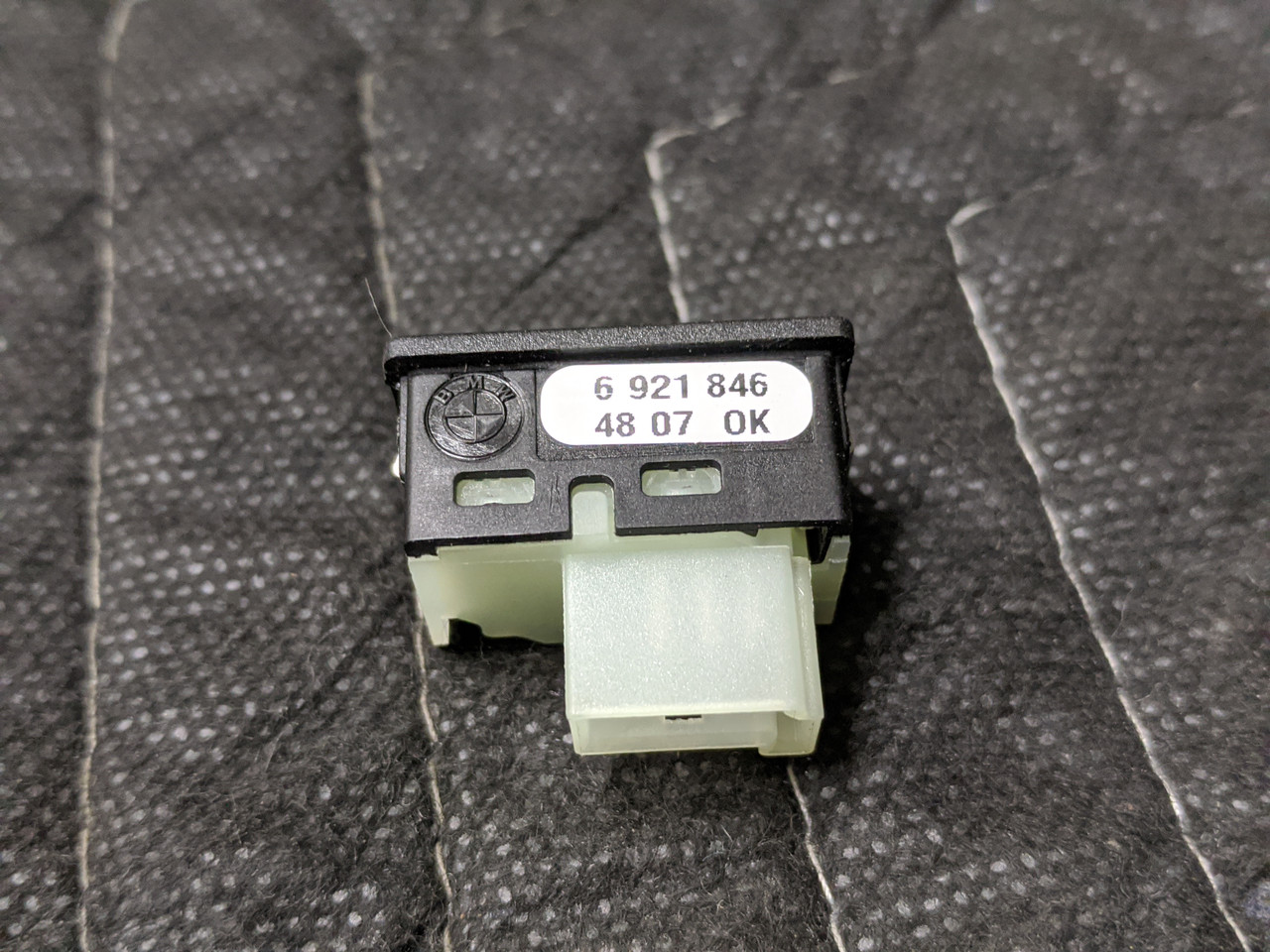 BMW E60/E63/E64/E90 Trunk Unlock Switch 61316921846 - Image 5