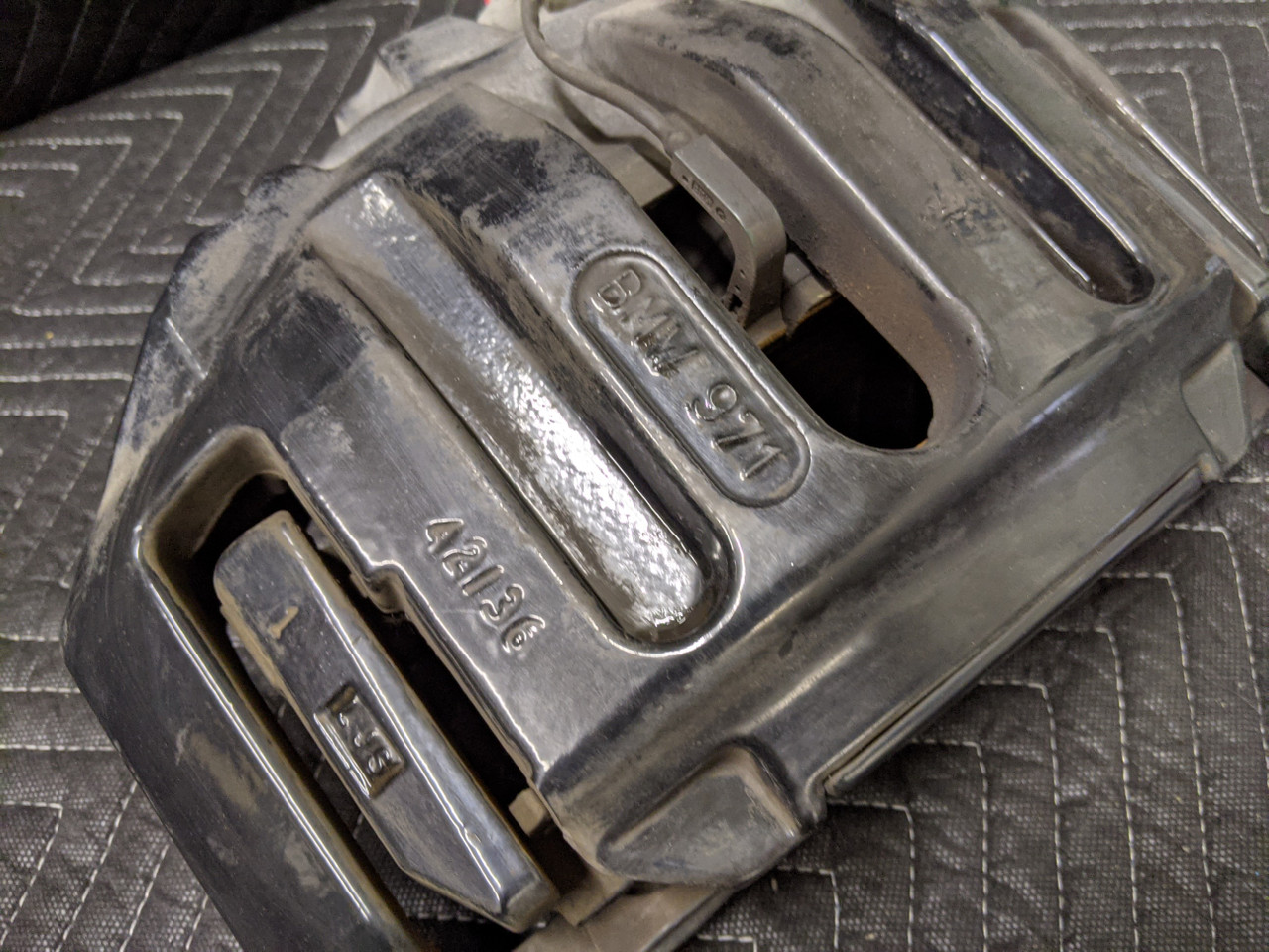 BMW E60/E61/E63/E64 M5 M6 Front Right Brake Caliper 34112283162 - Image 3