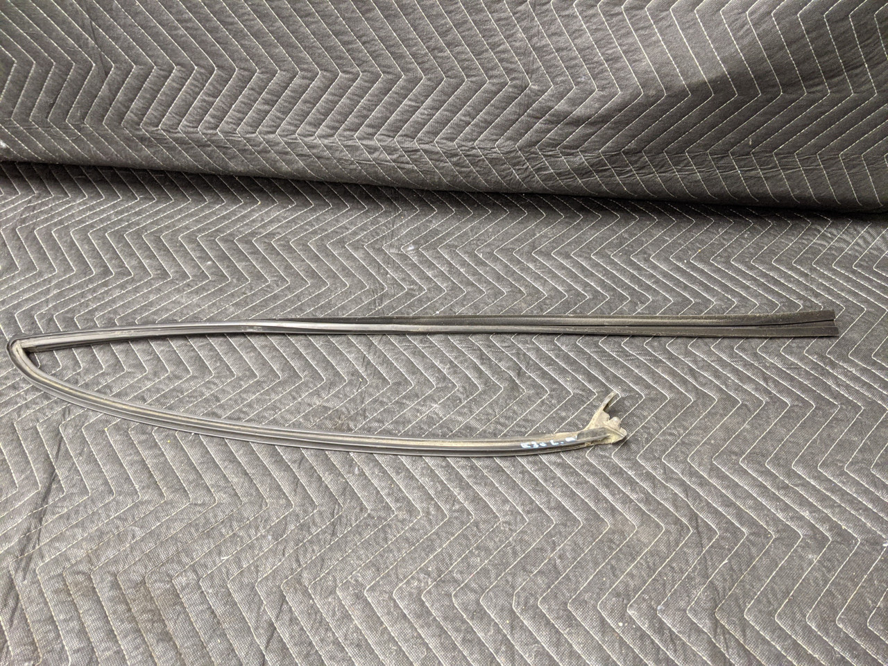 BMW E30 3-Series Front Window Gasket Left 51211929895 - Image 2