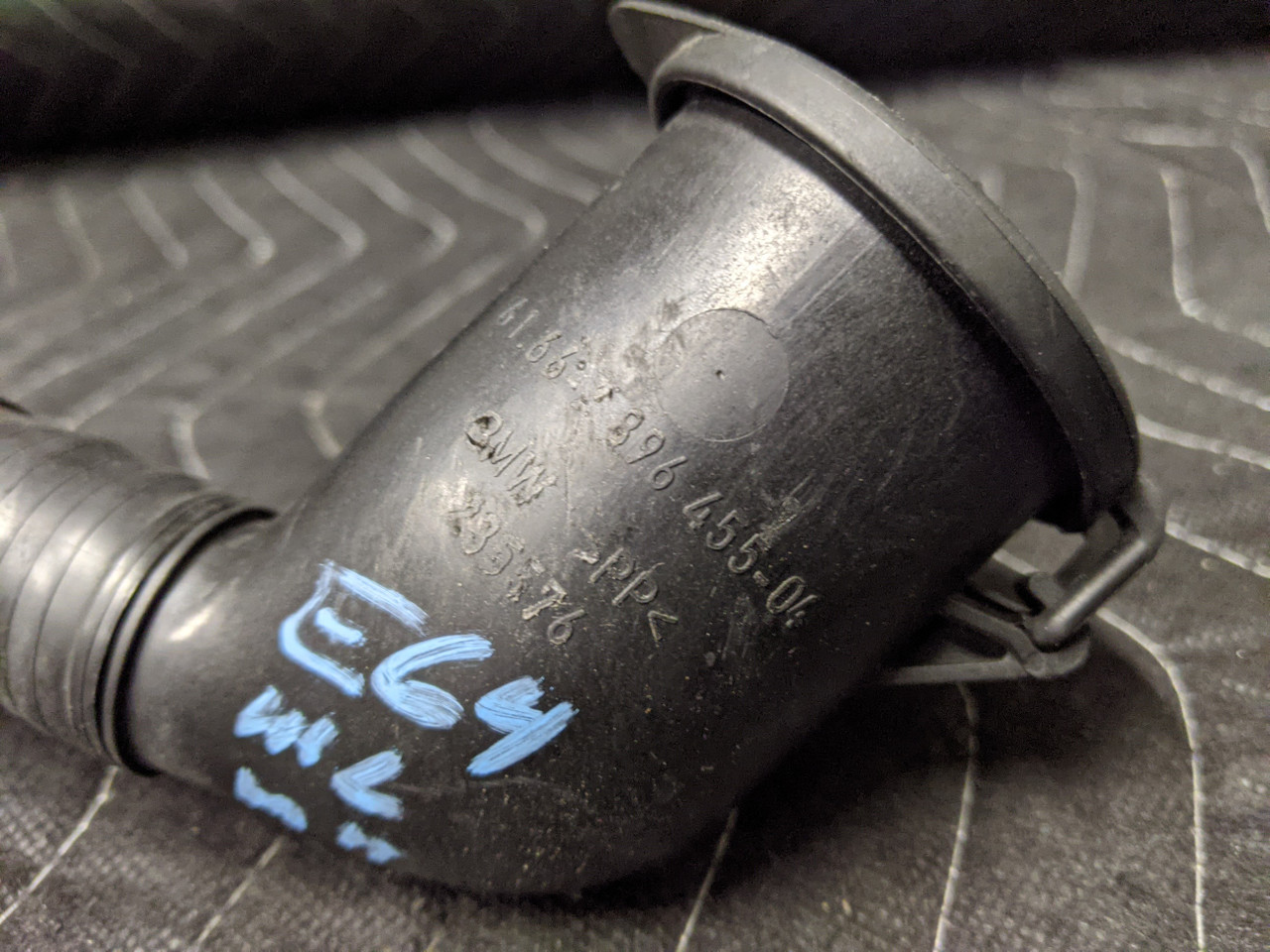 BMW E60/E61/E3/E64 Windshield Washer Fluid Reservoir Filler Pipe 61667896455 - Image 3