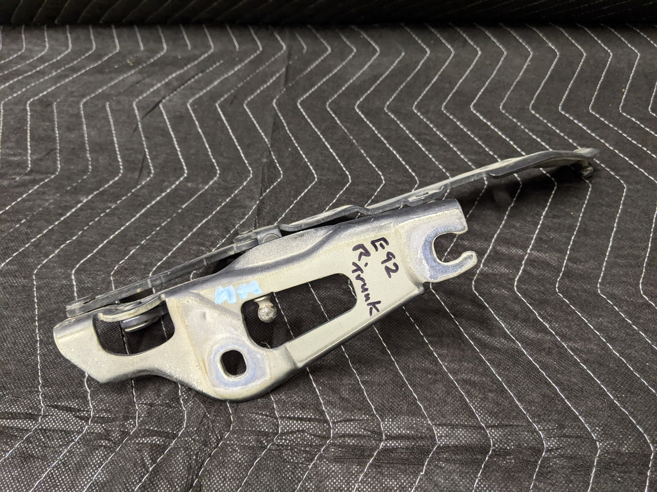 BMW E92 3-Series Coupe Trunk Lid Hinge Right Passenger 7060628 - Image 2